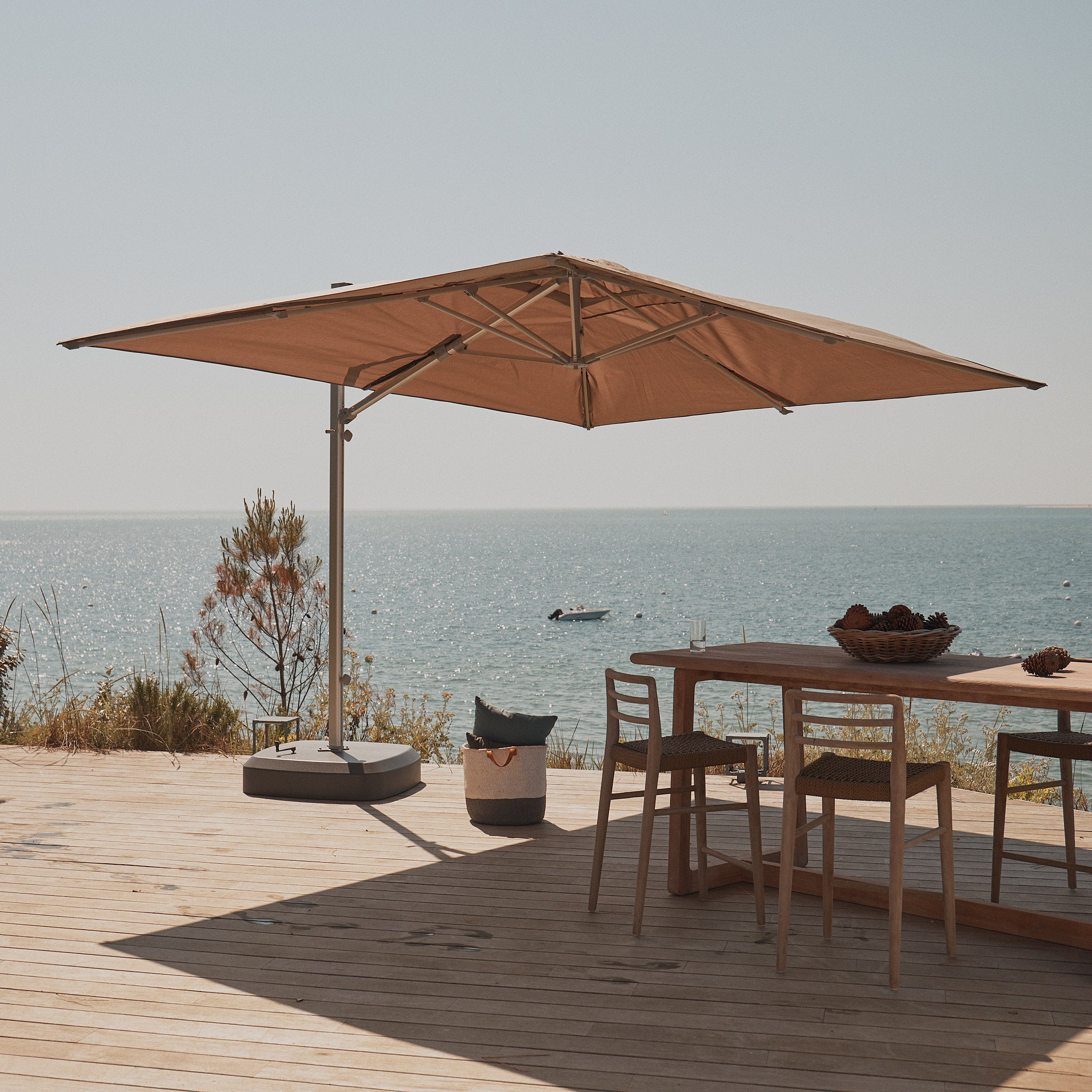Parasol base on wheels Kona for cantilever parasol